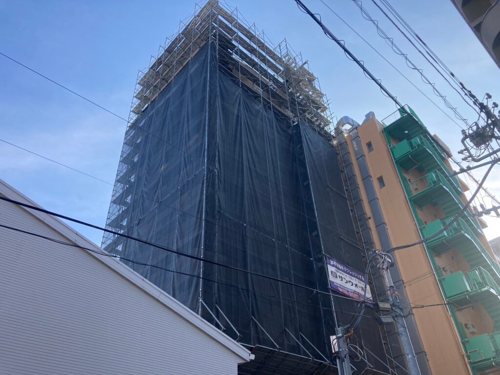 ビル改修を支える「メッシュシート」の役割と設置ルール