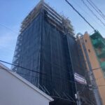 ビル改修を支える「メッシュシート」の役割と設置ルール ビル改修を支える「メッシュシート」の役割と設置ルール