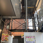 現場の「安全」と「品格」を守る。ビル改修やマンション大規模修繕における「仮囲い」