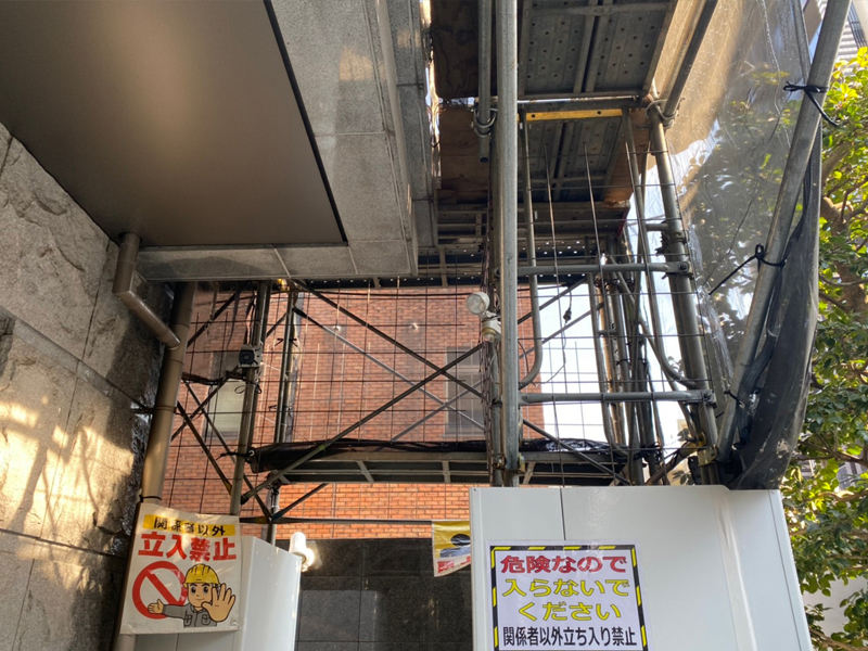 現場の「安全」と「品格」を守る。ビル改修やマンション大規模修繕における「仮囲い」