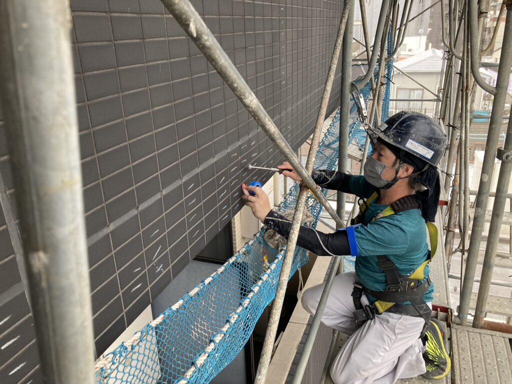 ビルの美観と修繕費用に差が出る？特注製作タイルと類似品の違いを解説！